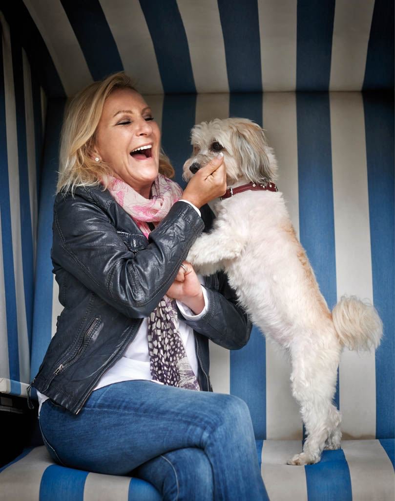 Moderatorin Sabine Christiansen mit ihrem Hund in einem Strandkorb