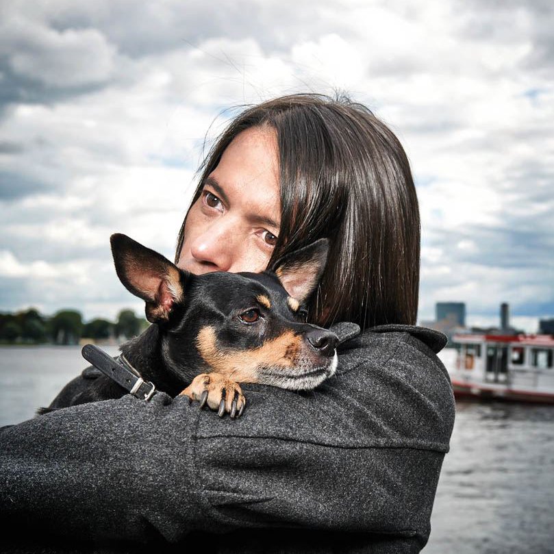 Jorge Gonzalez umarmt seinen Hund, der seinen Kopf auf Jorges Schultern legt