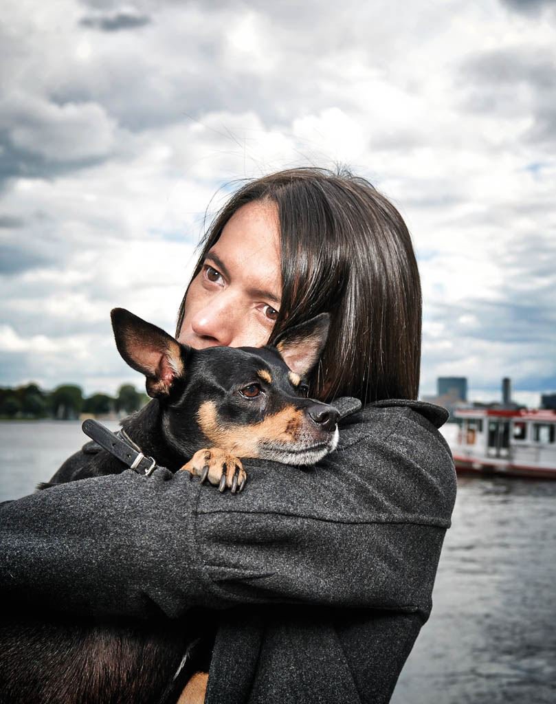 Jorge Gonzalez umarmt seinen Hund, der seinen Kopf auf Jorges Schultern legt