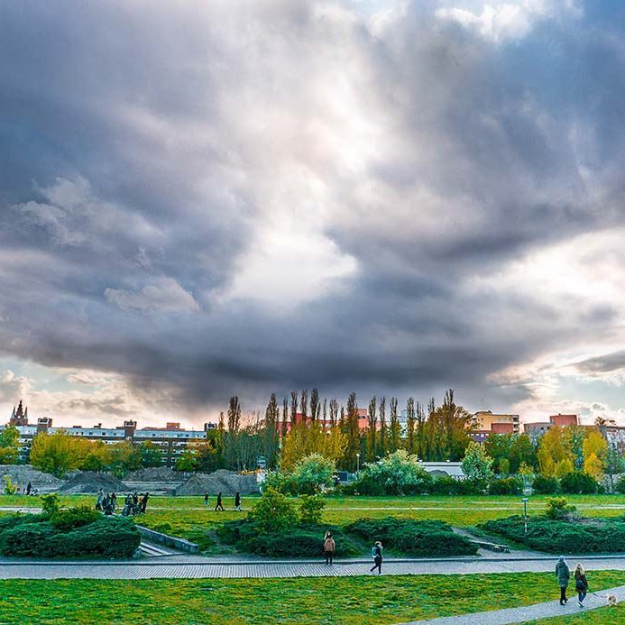 Weitläufiger Mauerpark in Berlin
