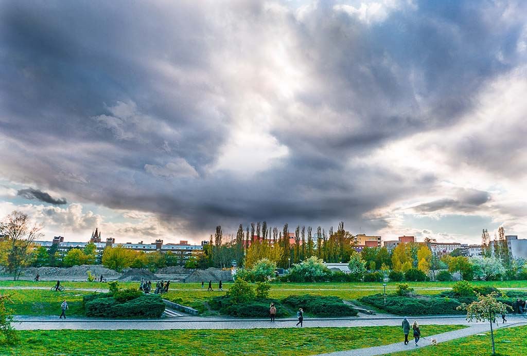 Weitläufiger Mauerpark in Berlin