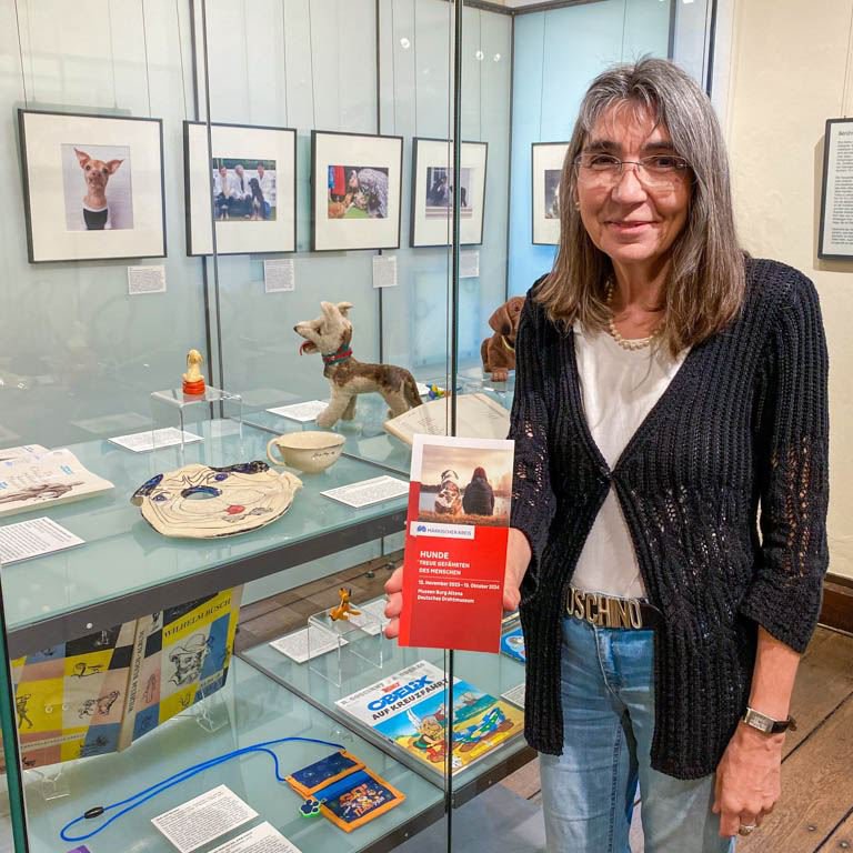 Dr. Agnes Zelck, die Kuratorin der Ausstellung "Hunde. Treue Gefährten des Menschen"