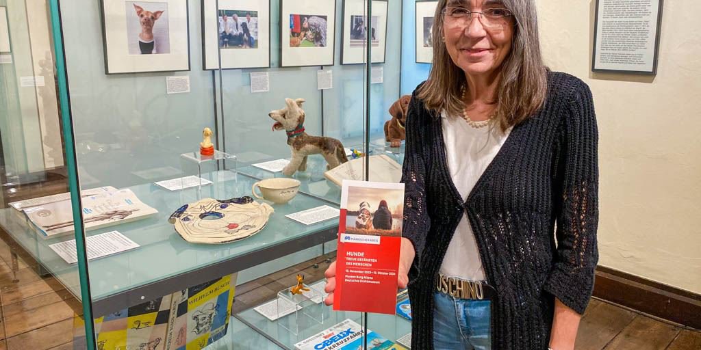 Dr. Agnes Zelck, die Kuratorin der Ausstellung "Hunde. Treue Gefährten des Menschen"
