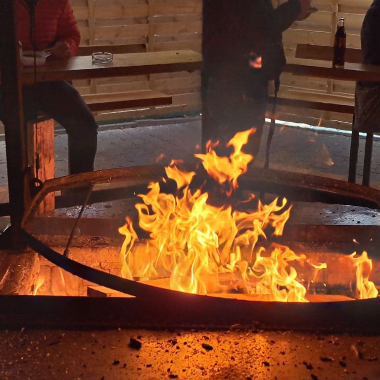 Impressionen vom Hundeweihnachtsmarkt Limburg, Feuerschale, Essen und Trinken