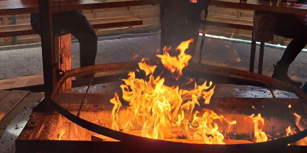 Impressionen vom Hundeweihnachtsmarkt Limburg, Feuerschale, Essen und Trinken